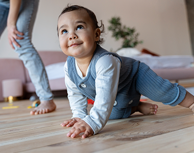 Psychomotricité du tout-petit : du plat dos, en passant par le 4 pattes, en route vers la bipédie !